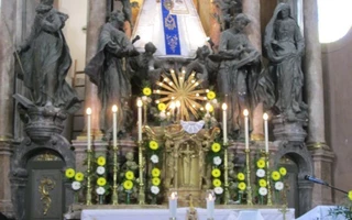 Zarándok templom - öltetethető Mária szobor